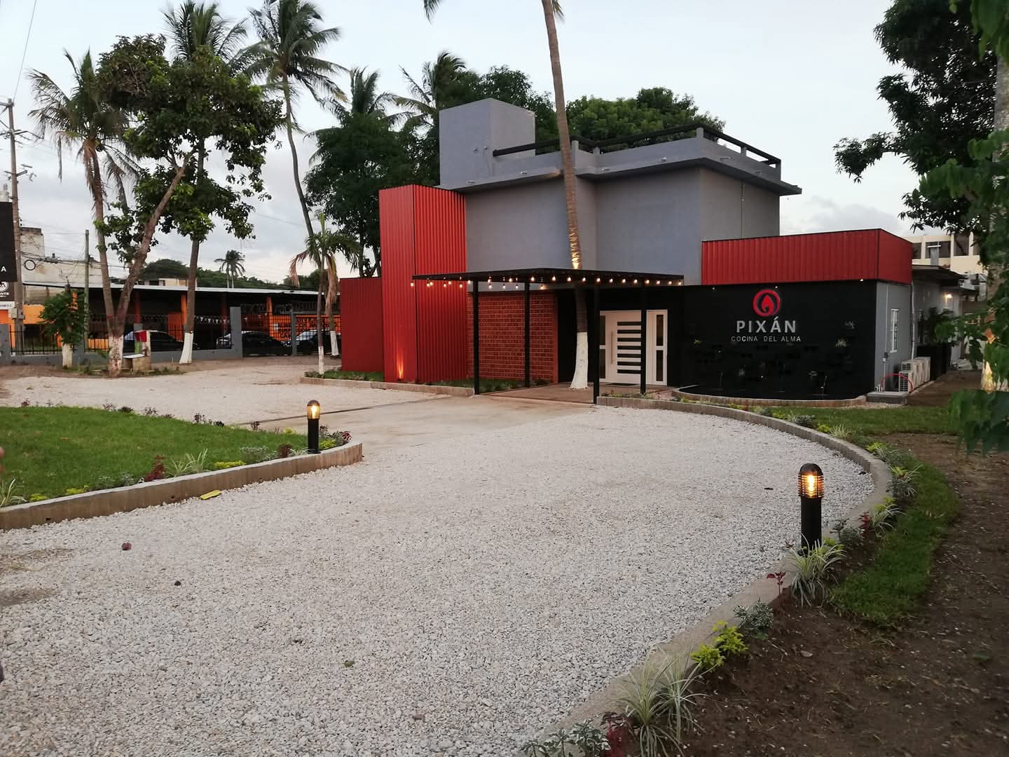Fachada del restaurante PixÃ¡n